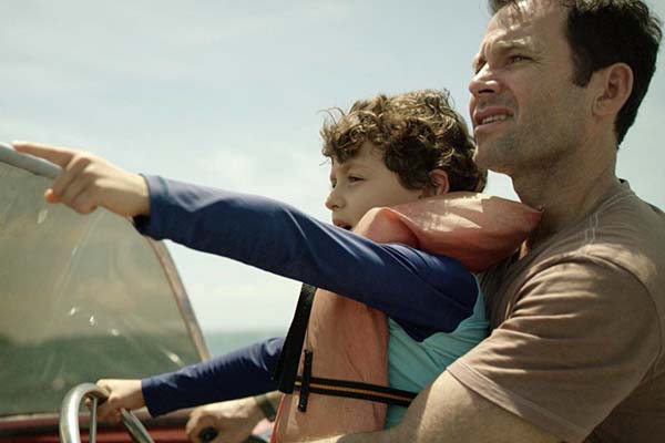 Eion Bailey et Mauricio Alemañy dans Extortion (2017)