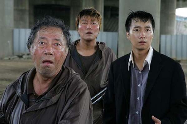 Byun Hee-bong, Song Kang-ho et Park Hae-il dans The Host (2006)