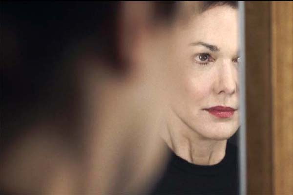 Laura Harring dans Inside (2016)