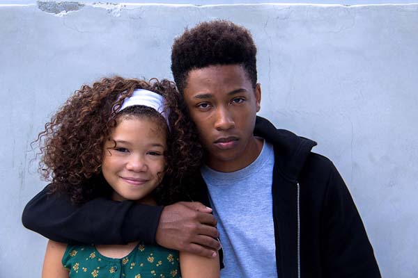 Jacob Latimore et Storm Reid dans Sleight (2016)