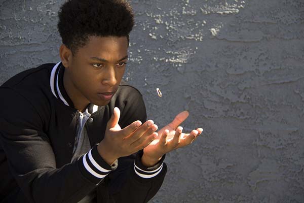 Jacob Latimore dans Sleight (2016)