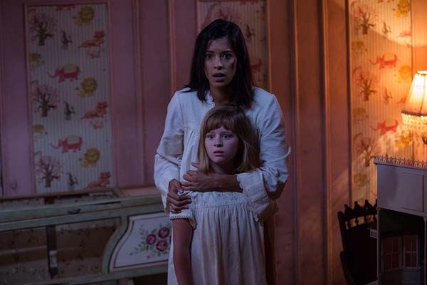 Stephanie Sigman et Lulu Wilson dans Annabelle: Creation (2017)