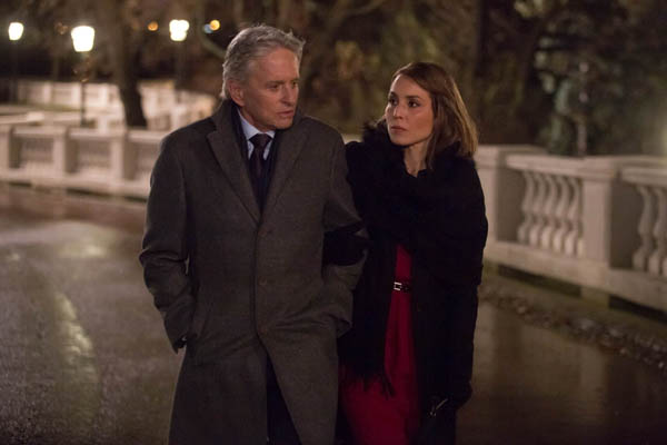 Noomi Rapace et Michale Douglas dans Conspiracy (2017)