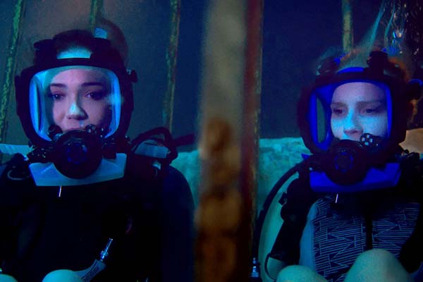 Mandy Moore et Claire Holt dans 47 Meters Down (2017)