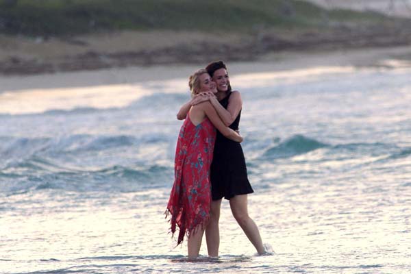 Mandy Moore et Claire Holt dans 47 Meters Down (2017)