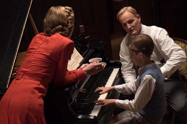 Jason Clarke et Rosamund Pike dans HHhH (2017)