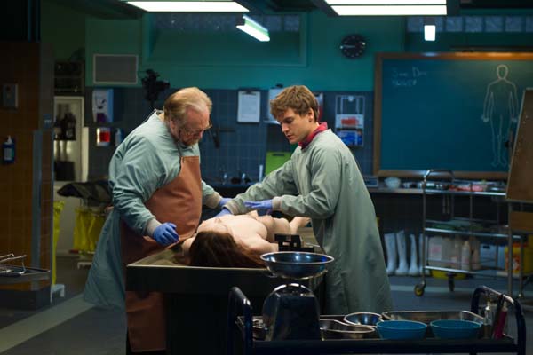 Emile Hirsch et Brian Cox dans The Jane Doe Identity (2016)