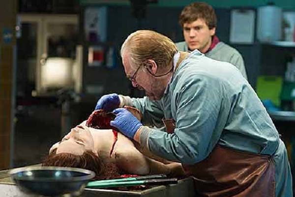 Emile Hirsch et Brian Cox dans The Jane Doe Identity (2016)