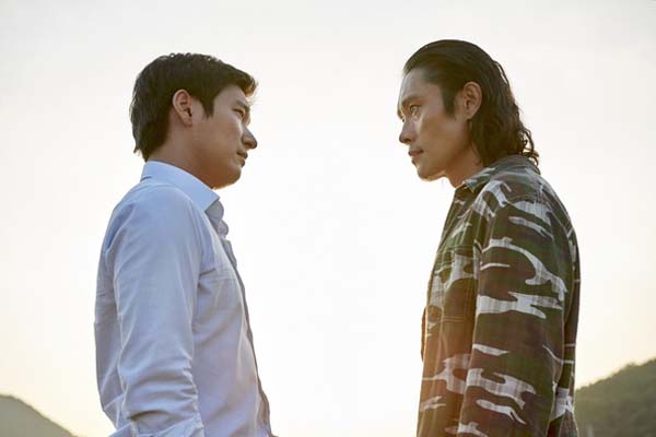 Jo Seung-woo et Lee Byung-hun dans Inside Men (2015)