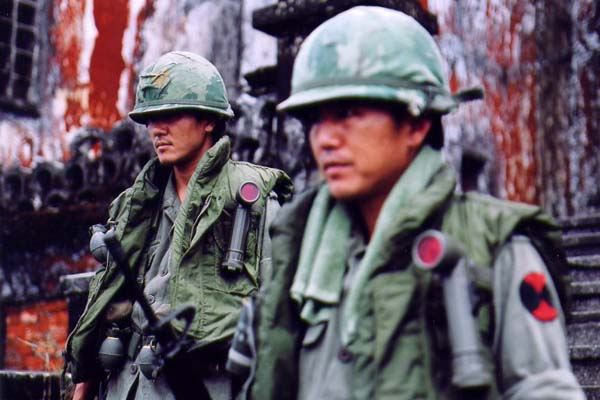 Byung-ho Son et Woo-seong Kam in R-Point (2004)