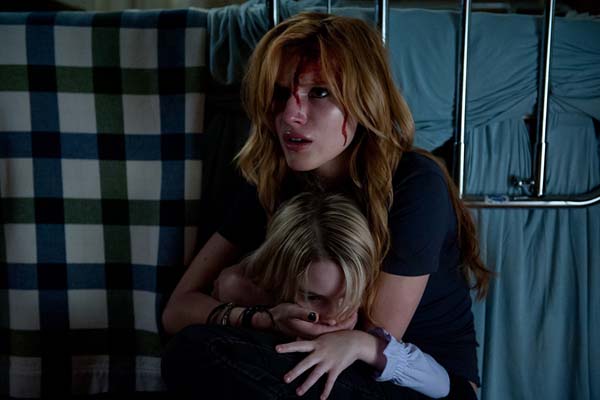 Bella Thorne et Mckenna Grace dans Amityville: The Awakening (2017)