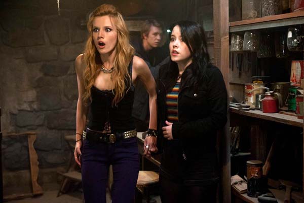 Taylor Spreitler, Bella Thorne, et Thomas Mann dans Amityville: The Awakening (2017)