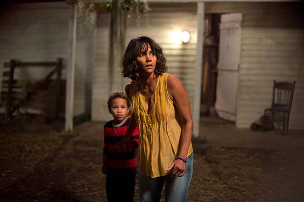 Halle Berry et Sage Correa dans Kidnap (2017)