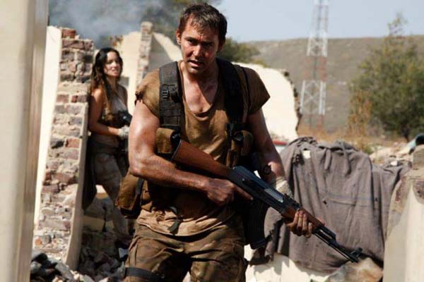 Lee Pace et Bérénice Marlohe dans Revolt (2017)