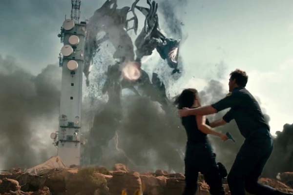 Lee Pace et Bérénice Marlohe dans Revolt (2017)