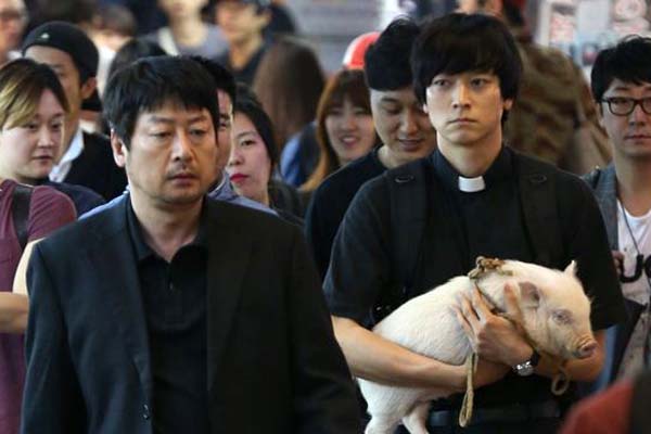 Kim Yoon-seok et Kang Dong-won dans The Priests (2015)