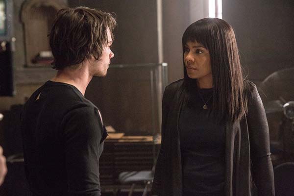 Sanaa Lathan et Dylan O'Brien dans American Assassin (2017)