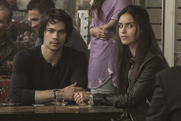 Shiva Negar et Dylan O'Brien dans American Assassin (2017)