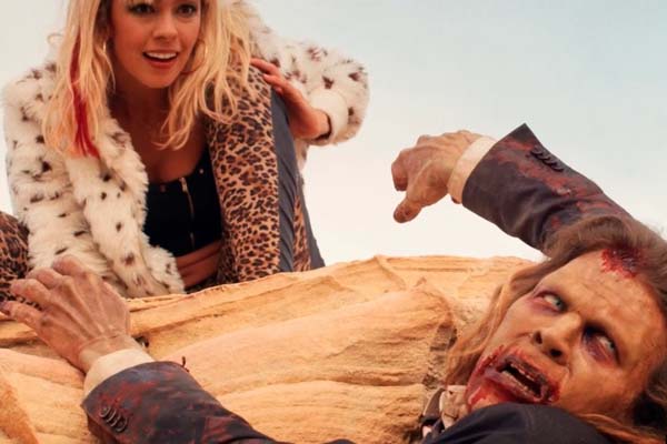 Brittany Allen et Juan Riedinger dans Bloody Sand (2016)