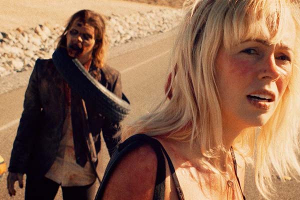 Brittany Allen et Juan Riedinger dans Bloody Sand (2016)