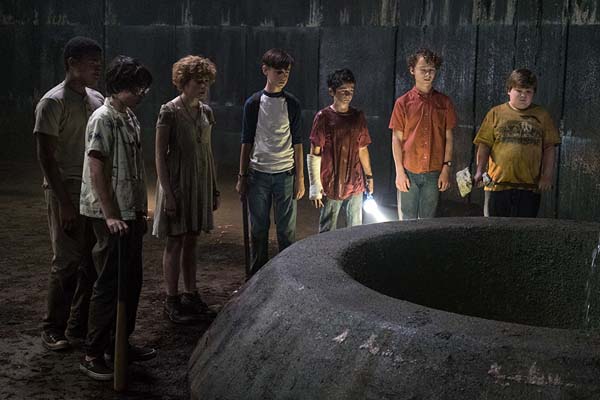 Wyatt Oleff, Jeremy Ray Taylor, Jaeden Lieberher, Finn Wolfhard, Sophia Lillis, Jack Dylan Grazer, et Chosen Jacobs dans Ça (2017)