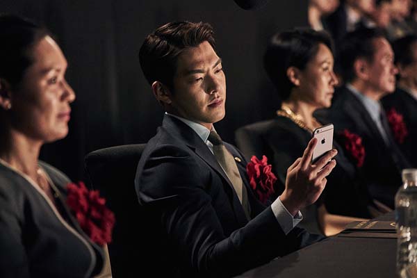 Kang Dong-won dans Master (2016)