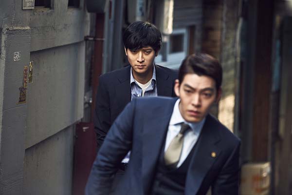 Kang Dong-won et Kim Woo-bin dans Master (2016)