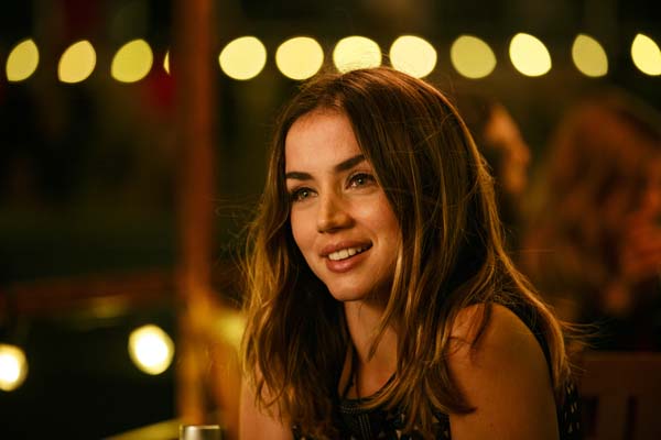 Ana de Armas dans Overdrive (2017)