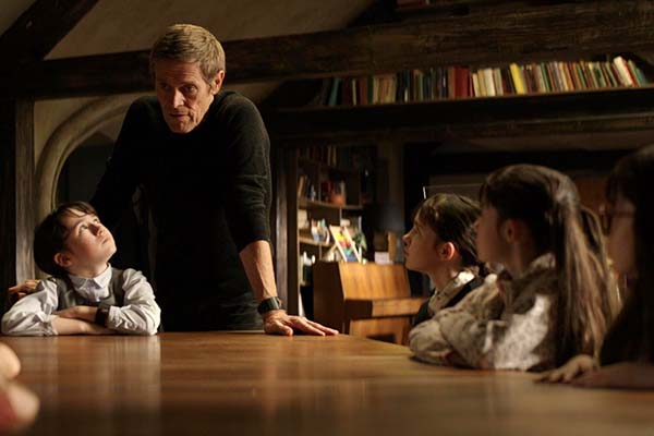 Willem Dafoe et Clara Read dans Seven Sisters (2017)