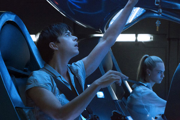 Dane DeHaan et Cara Delevingne dans Valérian et la Cité des Mille Planètes (2017)