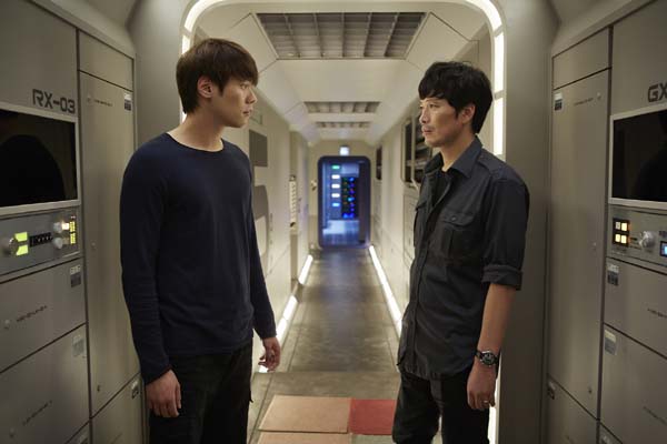 Jeong Jae-yeong et Daniel Choi dans 11 A.M. (2013)