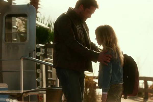 Gerard Butler et Talitha Eliana Bateman dans Geostorm (2017)