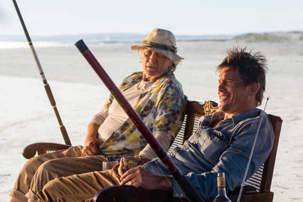 Ethan Hawke et Rutger Hauer dans 24 Hours to Live (2017)