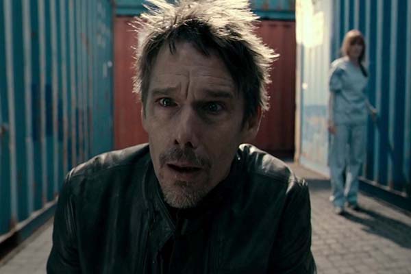 Ethan Hawke et Nathalie Boltt dans 24 Hours to Live (2017)