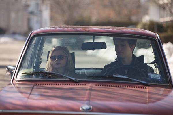 Chloë Grace Moretz et Ansel Elgort dans November Criminals (2017)