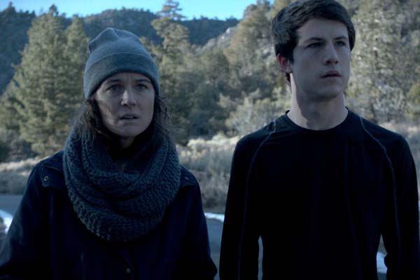 Piercey Dalton et Dylan Minnette dans The Open House (2018)