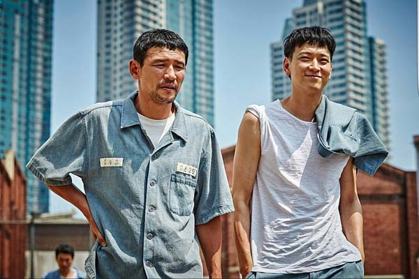 Hwang Jung-min et Kang Dong-won dans A Violent Prosecutor (2016)