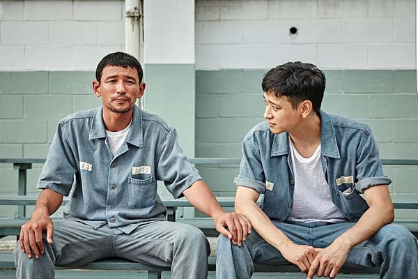 Hwang Jung-min et Kang Dong-won dans A Violent Prosecutor (2016)