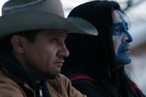 Gil Birmingham et Jeremy Renner dans Wind River (2017)