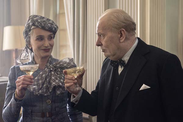 Gary Oldman et Kristin Scott Thomas dans Darkest Hour (2017)