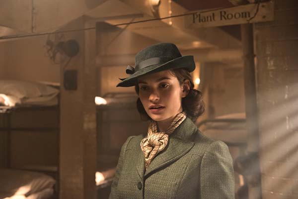 Lily James dans Darkest Hour (2017)
