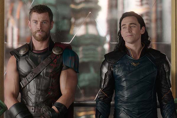 Chris Hemsworth et Tom Hiddleston dans Thor: Ragnarok (2017)