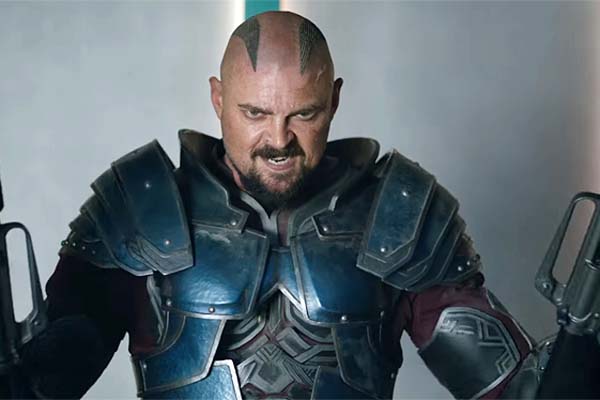 Karl Urban dans Thor: Ragnarok (2017)