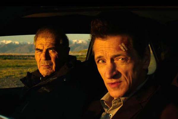 John Hawkes et Robert Forster dans Small Town Crime (2017)