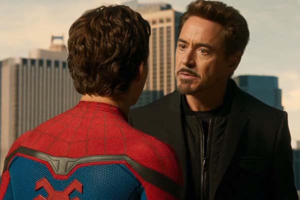 Robert Downey Jr. et Tom Holland dans Spider-Man: Homecoming (2017)