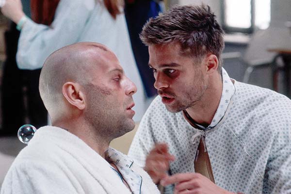 Brad Pitt et Bruce Willis dans L'Armée des 12 Singes (1995)