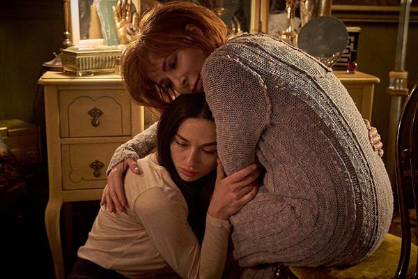 Mylène Farmer et Crystal Reed dans Ghostland (2018)