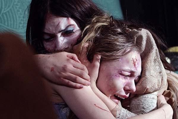 Emilia Jones et Taylor Hickson dans Ghostland (2018)