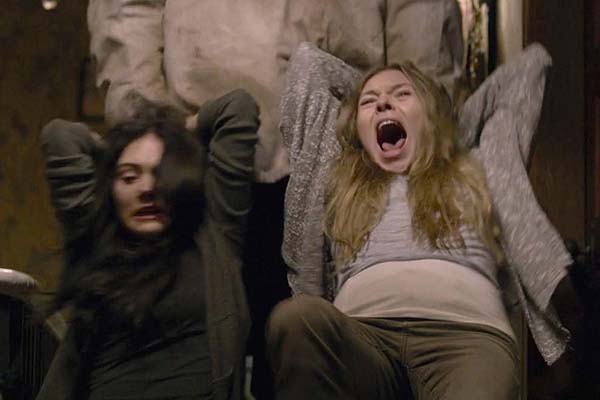 Crystal Reed et Anastasia Phillips dans Ghostland (2018)