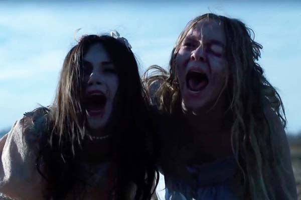 Emilia Jones et Taylor Hickson dans Ghostland (2018)